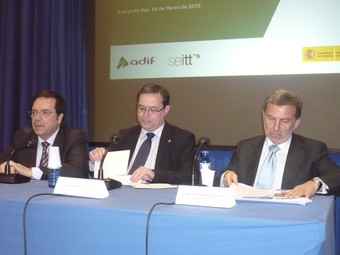 El delegat del Govern, l'alcalde d'Arenys de Mar i el president d'Adif, a l'acte d'ahir.  E.F