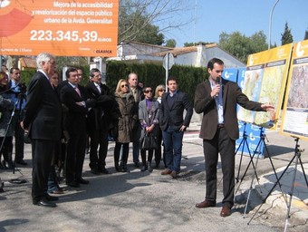 Comitiva que ha visitat l'inici de les obres del Pla de la Generalitat al poble. /  CEDIDA