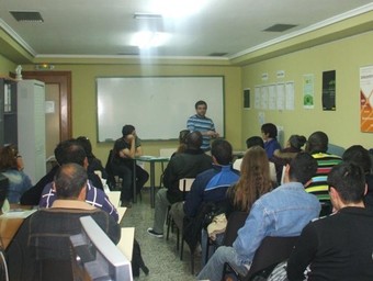 Participants en el curs informatiu sobre immigració a les aules de la Mancomunitat./  CEDIDA