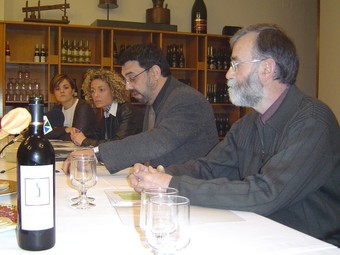 Imatge d'arxiu del president del consorci, Lluís Valls, presentant les rutes del vi.  C.M