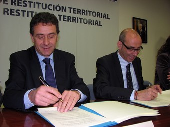 Josep Puxeu i Francesc Baltasar van signar ahir el conveni del pla de restitució. ACN