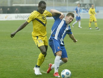Gabri, que ahir es va convertir en el pitxitxi de l'Espanyol B amb 4 gols, pugna una pilota amb Sidibe.  JUANMA RAMOS