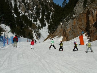 Un grups de petits esquiadors, a La Molina. EL PUNT