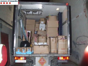 La caixa d'un camió dels lladres carregada amb material robat, que van trobar els Mossos.