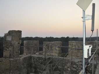 Una imatge de dalt del campanar, les destrosses i l'antena que s'havia d'enretirar. /  EL PUNT