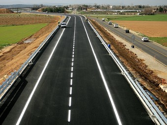 Una imatge de les últimes feines que s'estan fent a la nova carretera C-31, entre la Tallada i Torroella.  MANEL LLADÓ