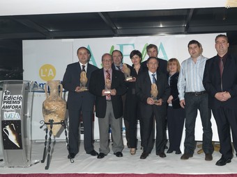 Una foto de família dels guardonats en la primera edició dels premis Àmfora. CEDIDA