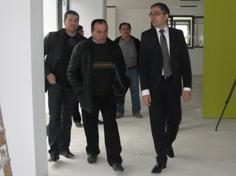 El delegat del govern a Girona, Jordi Martinoy, amb l'alcalde, Joan Casas, a la nova llar.  EL PUNT