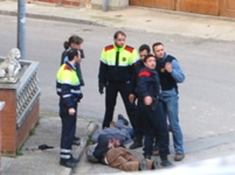 Dos dels atracadors ja detinguts, amorrats a terra, a Sant Julià de Ramis.