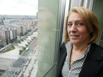 La degana dels jutges de Barcelona, recolzada a una finestra del seu despatx./  QUIM PUIG