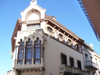 La façana modernista de la casa museu a la cantonada de les dues rieres del poble. T.M