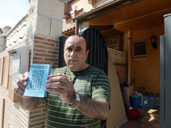 El veí de Tarragona, Manuel Galván, qui havia fet 20.000 butlletes per la rifa.  J. FERNÀNDEZ