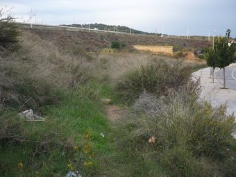 Els terrenys on s'havia de fer el geriàtric situats en una parcel·la del barri del Pla de Montgat a sota l'autopista. J.G.N