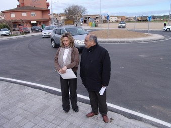 El conseller Joaquim Nadal i l'alcaldessa de Verges, Marta Payeró, ahir al matí davant la nova rotonda.  O.M