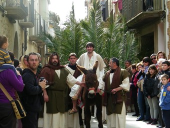 Els carrers de Vilalba, plens durant la representació de la Passió ahir.  ALBA PORTA