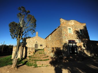 L'ermita de Sant Mateu està adossada a l'antiga casa dels ermitans.  QUIM Q.PUIG