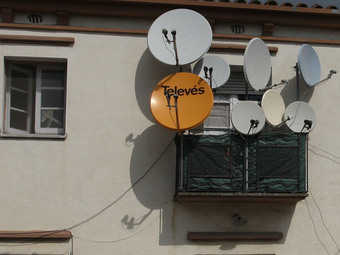 Vuit antenes al balcó d'una sola casa de Riudellots de la Selva.  Lluís Serrat