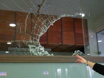 Un dels vidres trencats a La Cooperativa de Sarrià.  M.B