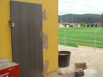 La porta del bar del camp de futbol de la Cellera que van esbotzar i que ahir ja estava arreglada.