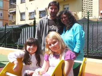 Carme i Joana Giner i Soriano acompanyen els seus pares Mª Carmen i Llorenç. /  ESCORCOLL