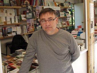 L'escriptor i editor a una de les paradetes de la Fira del Llibre de València. /  ESCORCOLL
