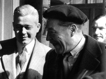 Jaume Vicens Vives i Josep Pla, a la redacció de Destino, on es van conèixer, a principis dels cinquanta.  ARXIU VICENS VIVES