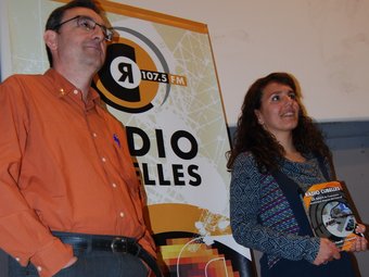 Ramon Farré i Núria Fonoll durant l'acte de lliurament del Micròfon d'Or.  EL PUNT