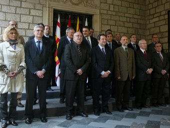 Els integrants de la comissió institucional, abans d'iniciar ahir a l'Ajuntament de Barcelona la primera reunió de treball de l'organisme. QUIM PUIG