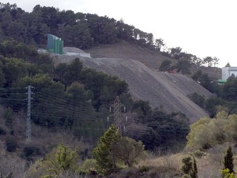 Imatge de la pedrera que Canteras La Ponderosa SA té a Riudecols, d'on s'extreu balast, un material que s'usa per al TAV.