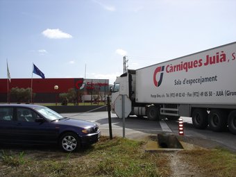 Un camió entrant a la fàbrica, en una imatge d'arxiu.  TURA SOLER