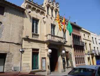 Imatge d'arxiu de la façana de l'Ajuntament de Canet de Mar. T.M