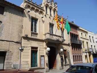 Façana de l'edifici de l'Ajuntament de Canet, ahir a la tarda. T.M
