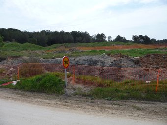 Part dels residus acumulats en els terrenys de la Serreta on es fan les obres.  A.M