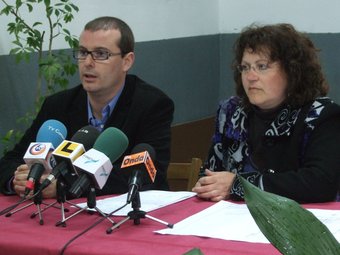 L'alcalde de l'Olleria i la regidora de Benestar Social, en conferència de premsa. /  CEDIDA