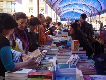 La Fira del Llibre s'instal·la avui com cada any a la plaça de la Vila de Badalona.  M.M