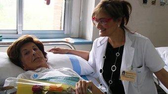 Una de les pacients hospitalitzades al Trueta amb la rosa que li van regalar ahir personal del centre.