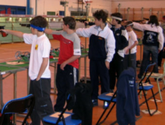 Joves pentatletes, durant una activitat de tir.  www.pentathlon-domitien.fr
