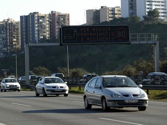 Imatge d'arxiu d'un panell informatiu a l'entrada de Barcelona amb la indicació dels 80 per hora.  JUANMA RAMOS
