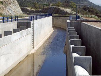 La canalització del Segarra-Garrigues a Ponts, poc després de sortir de l'embassament de Rialb.  GABRIEL MASSANA