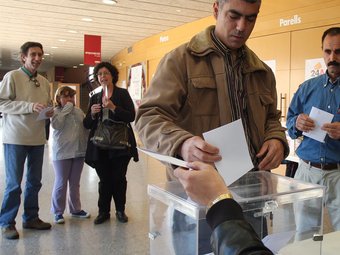 Un moment de la votació d'ahir a Esparraguera.  ORIOL DURAN