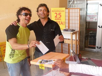 Dos joves a punt de votar a Puigdàlber. c.M.