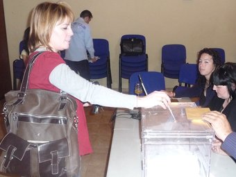 Una dona votant aquest matí a El Casal de la Granada. C.M.