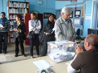 Cues puntuals a Torredembarra. El bon temps va animar molts torrencs a votar a la biblioplatja de Baix a Mar, aprofitant el tradicional passeig per la vora del mar a Torredembarra. Al migdia s'hi van arribar a formar cues de fins a deu persones esperant el seu torn per votar. En total, a Torredembarra van votar 1.594 persones, el 92% de les quals van optar pel sí. A.P