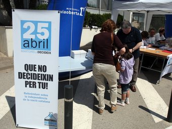 Una de les urnes que es van col·locar ahir a Martorell.  ORIOL DURAN