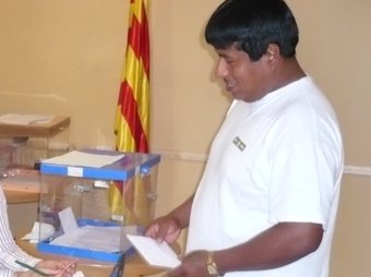 Un veí de Regencós, d'origen sudamericà, a punt de votar. A.V