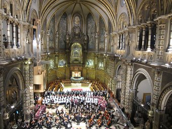 El nou orgue, a l'esquerra de la imatge, en el concert inaugural del passat mes d'abril. ABADIA DE MONTSERRAT