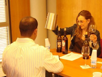 Una empresària catalana mostra el seu vi a un dels importadors nord-americà.  M.A.L