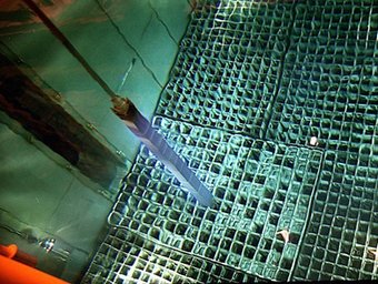 Introducció d'un element de combustible irradiat a una de les piscines d'Ascó.  A.S
