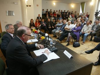 El president de la Cambra de Reus i l'alcalde d'Ascó, en primer terme, durant l'acte d'ahir a l'ajuntament.  J.FERNÀNDEZ