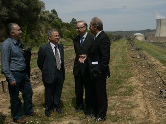 L'alcalde Rafael Vidal, en una visita als terrenys on s'ubicaria l'MTC si Ascó fos l'escollit, ara ja contra pronòstic. JUDIT FERNÀNDEZ